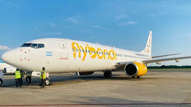 Flybondi canceló 90 vuelos y culpó a Camioneros por no cargar combustible