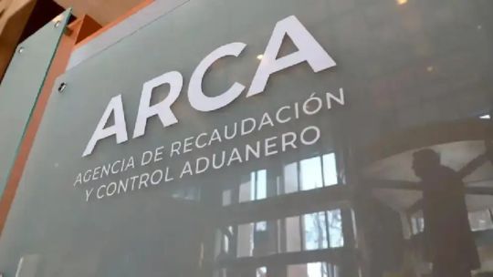 El margen del Gobierno de tener superávit fiscal por el lado de ajustar el gasto empieza a tener un límite, indicó un economista