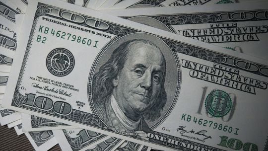 El dólar blue cerró en baja este jueves 5 de marzo y el Banco Central compró dólares