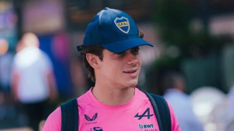 Franco Colapinto llegó al GP de Australia con una gorra de Boca y la imagen se volvió viral