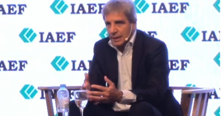 Pese a la promesa que Caputo hizo a los bonistas, el riesgo país cerró en el nivel más alto del año