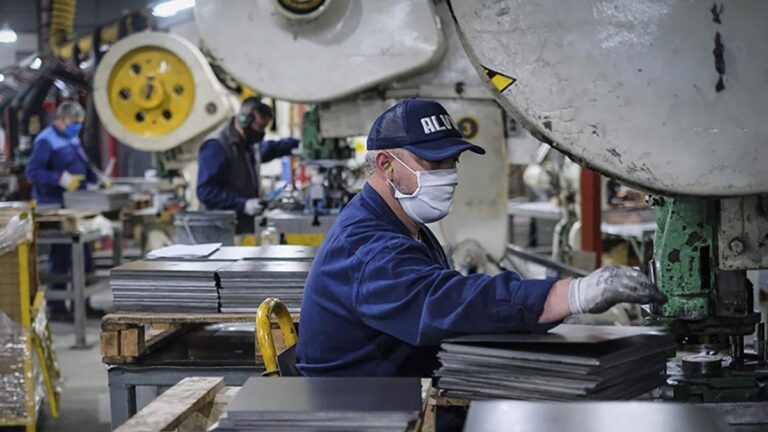La economía creció 4,4% en 2025, pero marcó la segunda desaceleración trimestral consecutiva