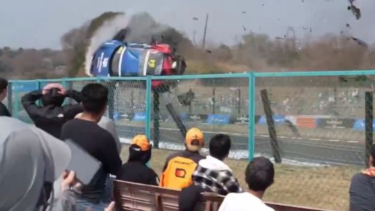 Vista del circuito de Suzuka durante el Gran Premio de Japón, con vehículos de seguridad en pista.