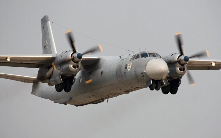 Fotografía de archivo de un avión de transporte militar Antonov-26 en vuelo.