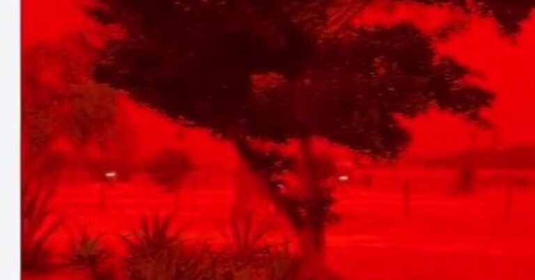 Paisaje del oeste de Australia con un cielo de color rojo intenso durante el día.