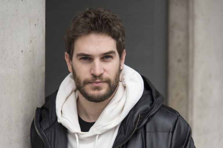 El actor argentino Matías Mayer en una entrevista.