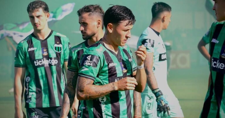 Acción de un partido de la Primera Nacional en un estadio argentino