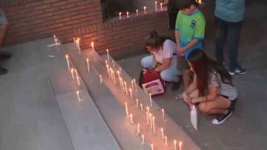 Vigilia con velas frente a la Escuela Mariano Moreno N° 40 en San Cristóbal, Santa Fe.