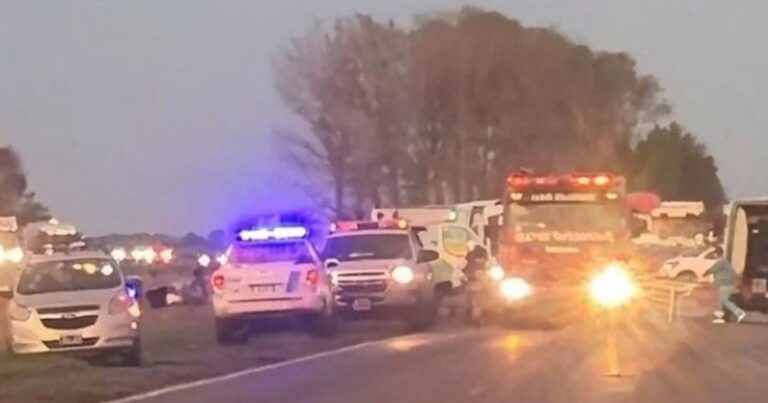 Operativo de emergencia en la Ruta Nacional 3 tras el accidente fatal en Las Flores, provincia de Buenos Aires.