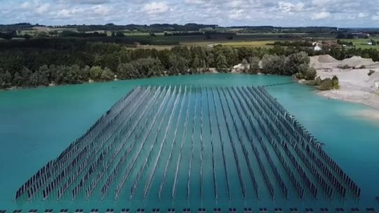 Paneles solares flotantes sobre un lago artificial en Baviera, Alemania