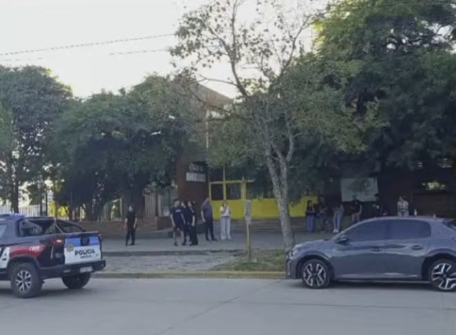 Operativo policial y de emergencias en la Escuela N°40 Mariano Moreno de Santa Fe.