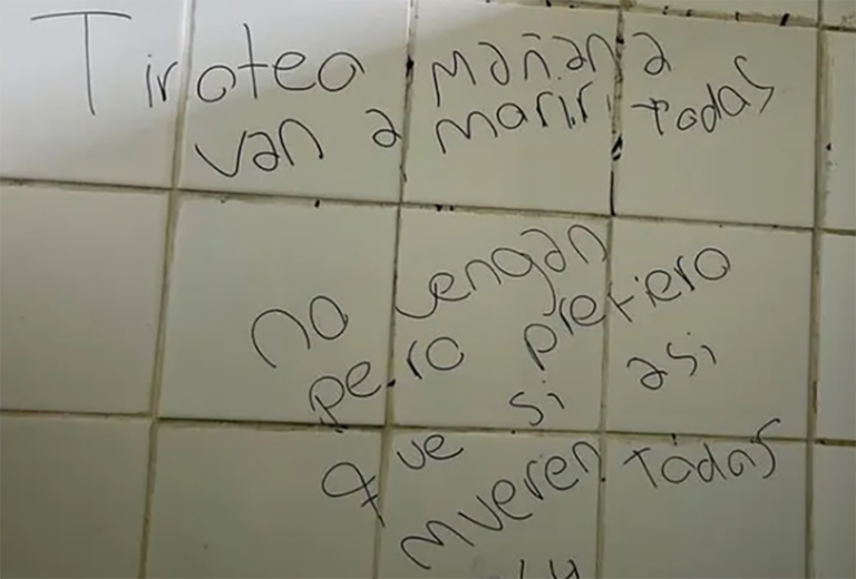 Estudiantes caminando hacia la entrada de una escuela secundaria en Argentina