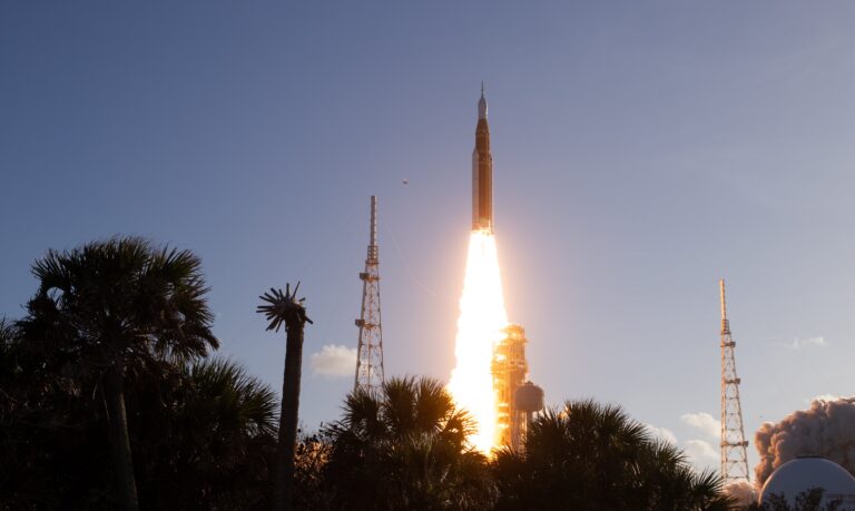 Lanzamiento de cohete espacial con fondo de cielo estrellado y banderas de países latinoamericanos