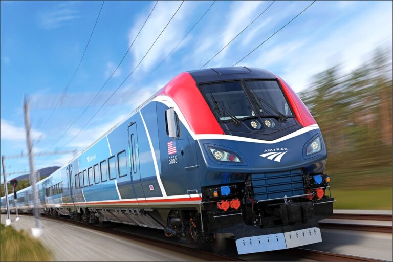 Tren de Amtrak, posiblemente el Floridian, viajando por un paisaje estadounidense.