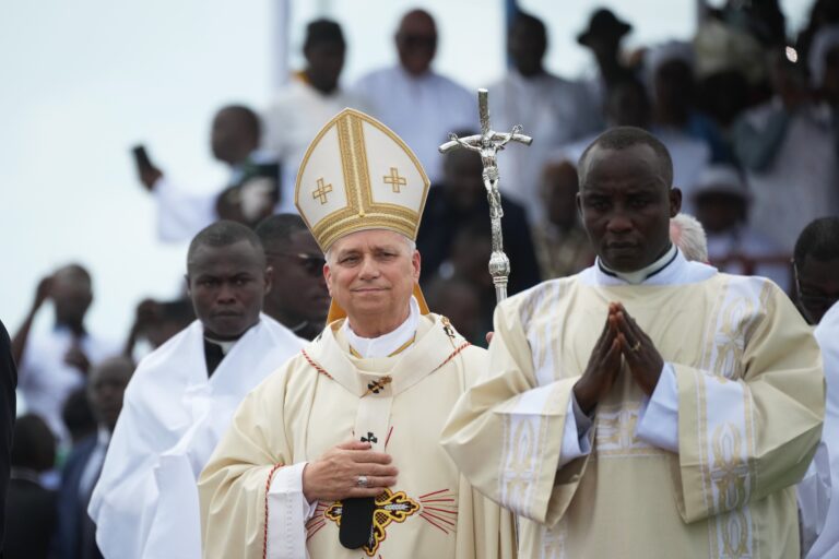 El Papa León XIV pronunciando un discurso en un evento público.