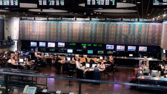 Gráfico financiero mostrando fluctuaciones del riesgo país y acciones argentinas.