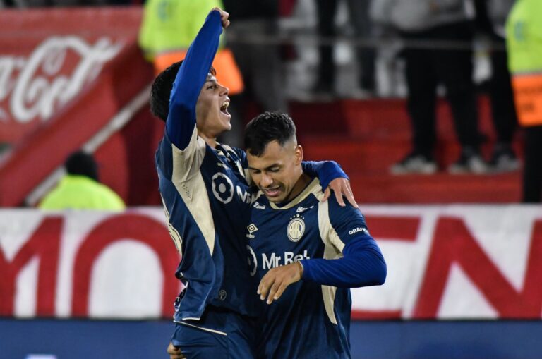 Facundo Jainikoski celebra con Iván Morales tras el gol de la victoria de Argentinos Juniors ante Huracán
