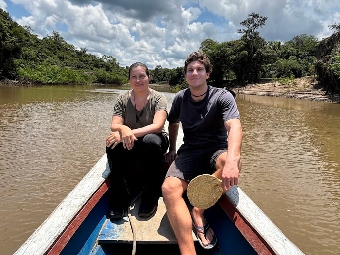 Arquitectos argentinos Juliana Mombelli y Martín Laniado Spilzinger en la Amazonía peruana.