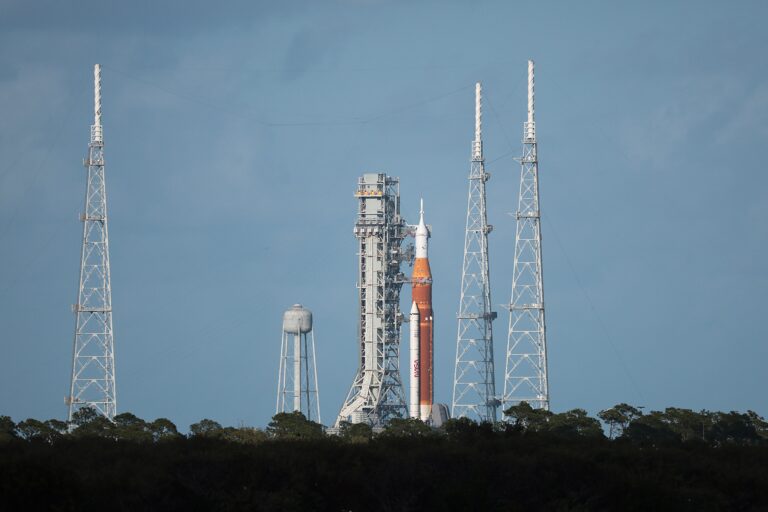 Cohete Space Launch System de la NASA despegando en la misión Artemis II desde el Centro Espacial Kennedy.