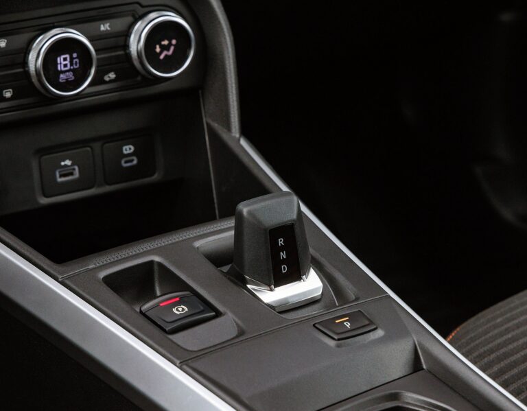 Ranking de autos con caja automática más económicos en Argentina, mostrando modelos como el JMEV Easy 3 y el JAC S2.