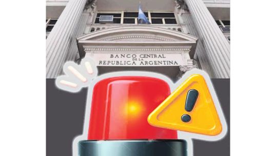 Sucursal bancaria con empleados atendiendo a clientes