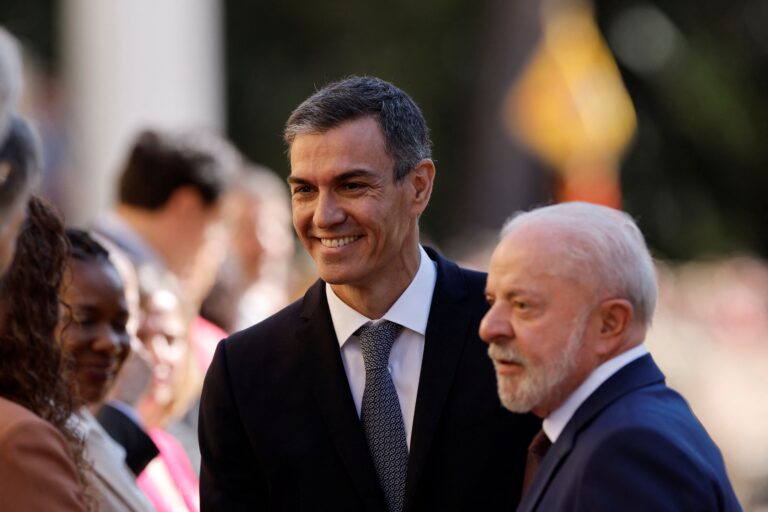 Fotografía de grupo de líderes internacionales durante la cumbre progresista en Barcelona.