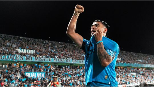 Jugadores de Belgrano celebran el gol frente a Aldosivi en el estadio.