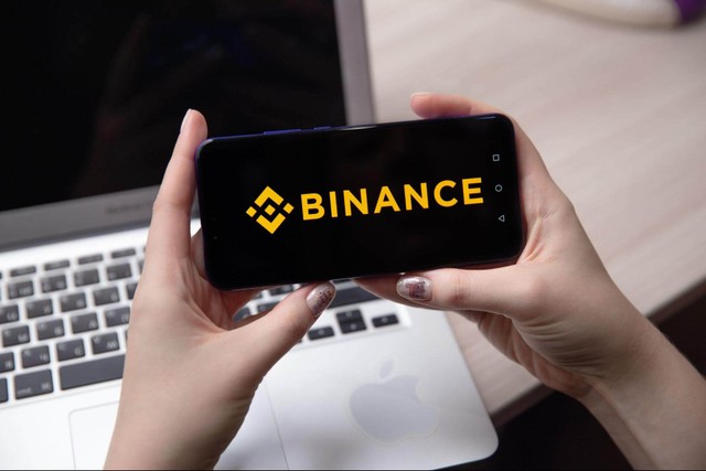 Ilustración de un escudo de seguridad digital sobre un fondo con gráficos de blockchain y criptomonedas.