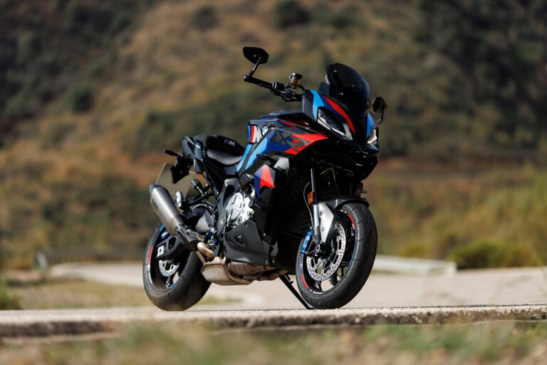 BMW M 1000 XR en vista lateral, crossover deportiva de alto rendimiento con alerones y llantas de carbono