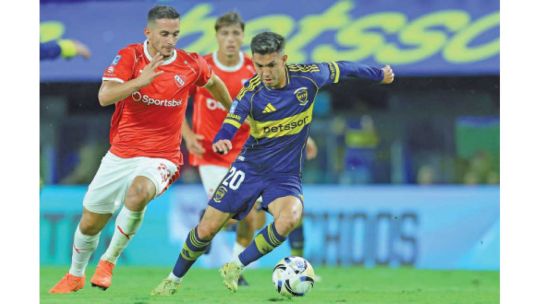 Jugadores de Boca Juniors e Independiente disputando un balón durante el clásico en La Bombonera.