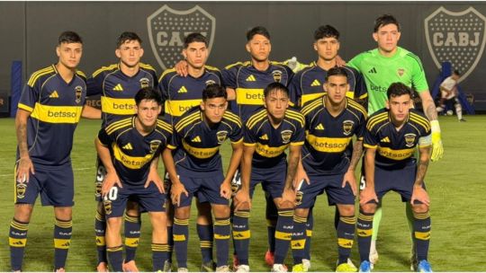 Jugadores de Boca Juniors y River Plate durante el partido de reserva en el predio de Ezeiza.