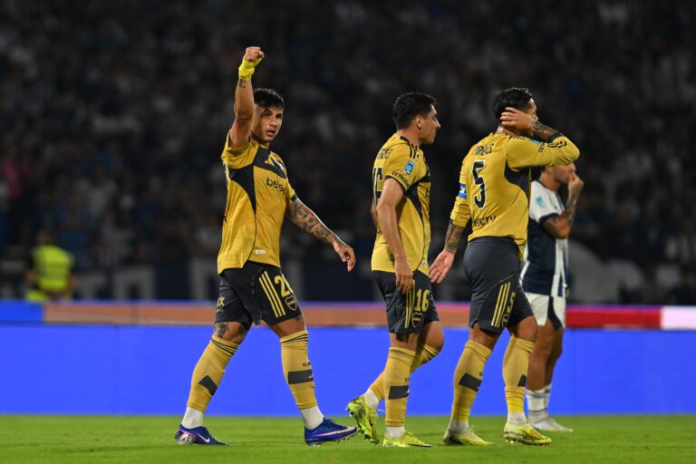 Adam Bareiro, delantero de Boca Juniors, celebra su gol ante Talleres en el estadio Kempes.