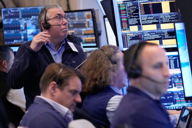 Gráfico de tendencia alcista en pantalla de trading con banderas de Estados Unidos e Irán de fondo.