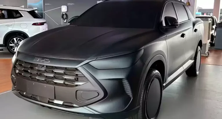Maqueta de la pick-up compacta BYD Mako exhibida en la feria Agrishow en Brasil