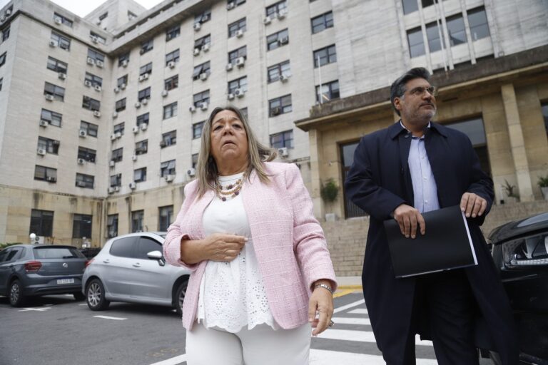 Símbolo de la justicia y un documento notarial, en referencia a la Causa Adorni.