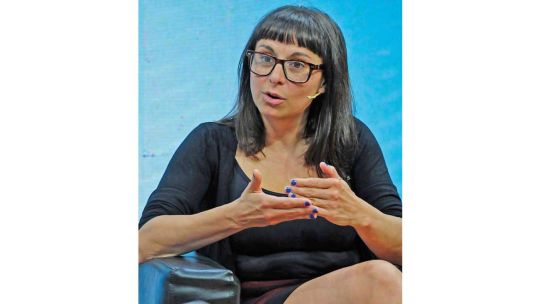 Cecilia Rikap, economista, durante una entrevista analizando el poder de las grandes corporaciones tecnológicas.