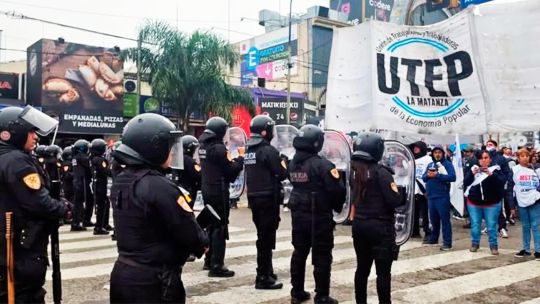 Concentración de trabajadores y organizaciones sociales en una plaza pública.
