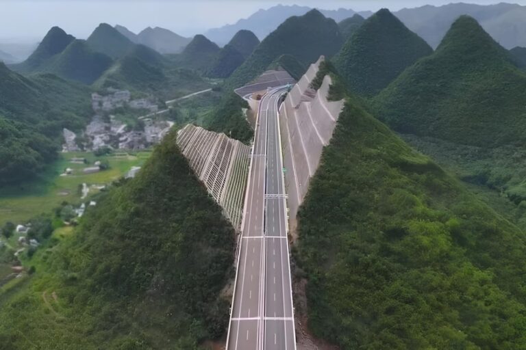 Vista aérea de la montaña partida en dos para la construcción de una autopista en Guizhou, China