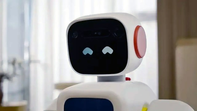 Robot humanoide de Unitree Robotics realizando tareas domésticas en una cocina