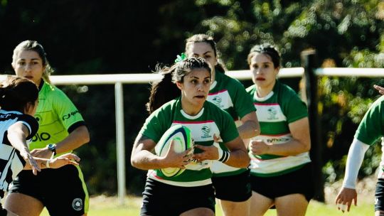 Integrantes del equipo femenino de rugby del Club Taborín de Córdoba celebrando el título sudamericano.