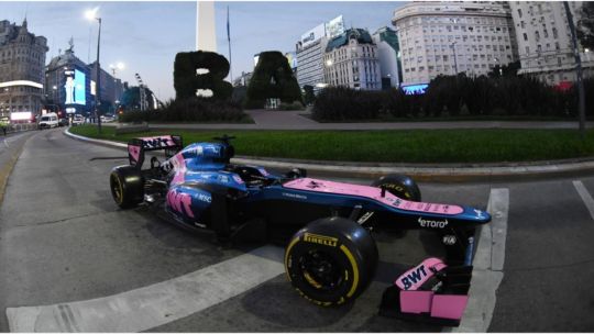 Lotus E20 de Franco Colapinto exhibido frente al Obelisco en Buenos Aires