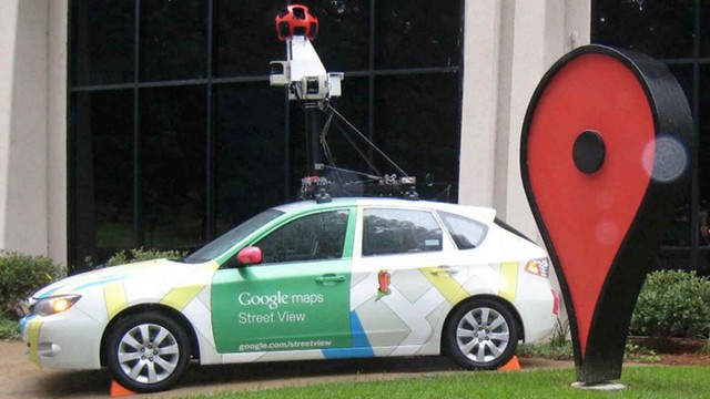 Vehículo de Google Street View recorriendo una calle argentina para capturar imágenes panorámicas