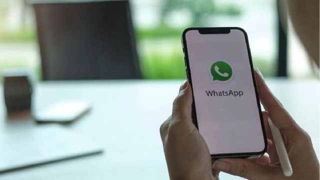 Persona usando un teléfono móvil con la aplicación WhatsApp abierta, mostrando una nota de voz.
