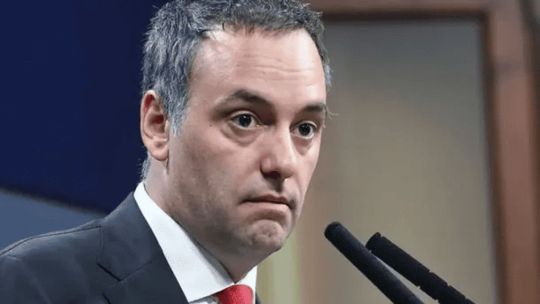 Manuel Adorni ingresa al Congreso rodeado de seguridad