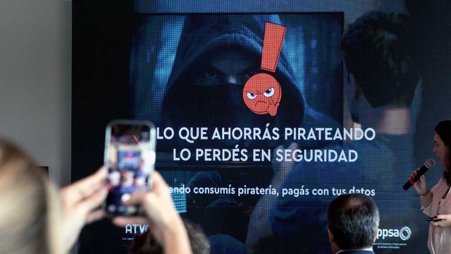 Gráfico ilustrativo sobre el consumo de contenido audiovisual ilegal y riesgos de seguridad digital en Argentina