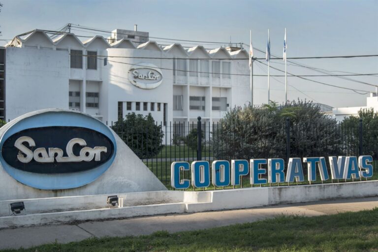 Logotipo de la cooperativa láctea SanCor en Sunchales, Santa Fe.