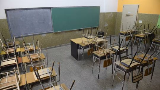 Aula vacía en una escuela de Córdoba, símbolo de los días sin clases por paros docentes.