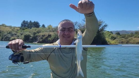 Paisaje de un embalse con niveles de agua recuperados en la provincia de Córdoba