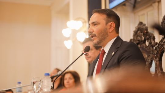 El gobernador de Corrientes, Juan Pablo Valdés, durante una conferencia de prensa.
