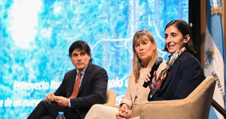 Presentación del proyecto ARPulp en Ituzaingó con autoridades provinciales y ejecutivos